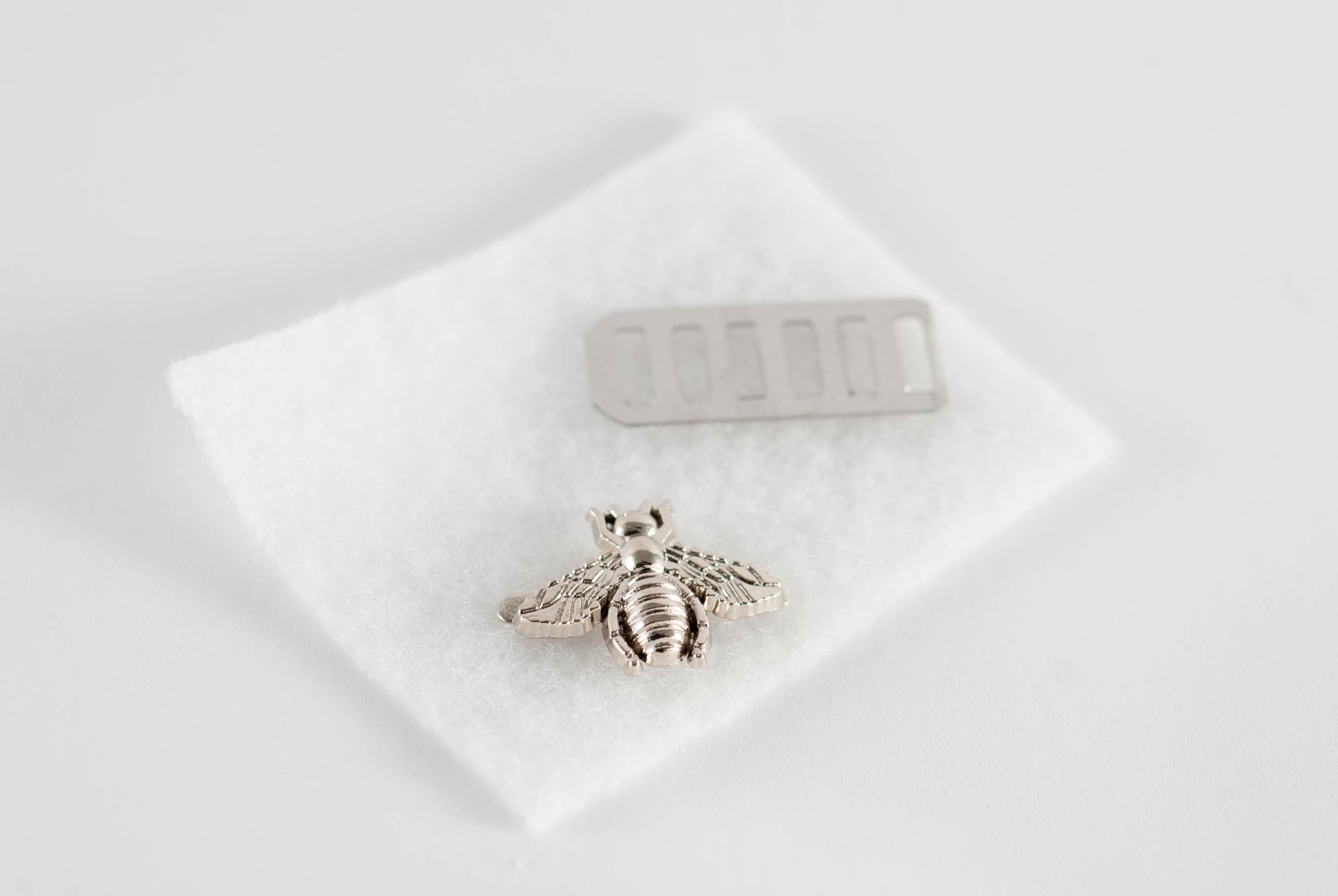 Metal Bee for fabric image 2