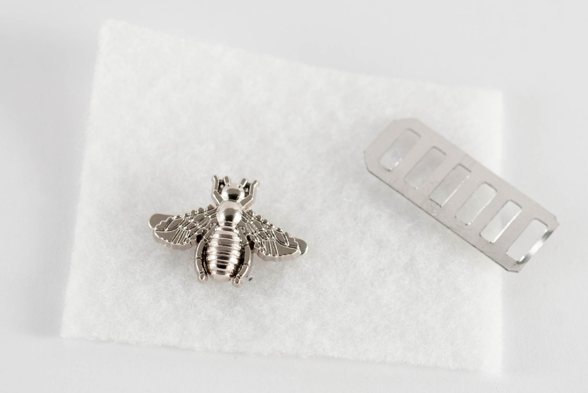 Metal Bee for fabric image 3
