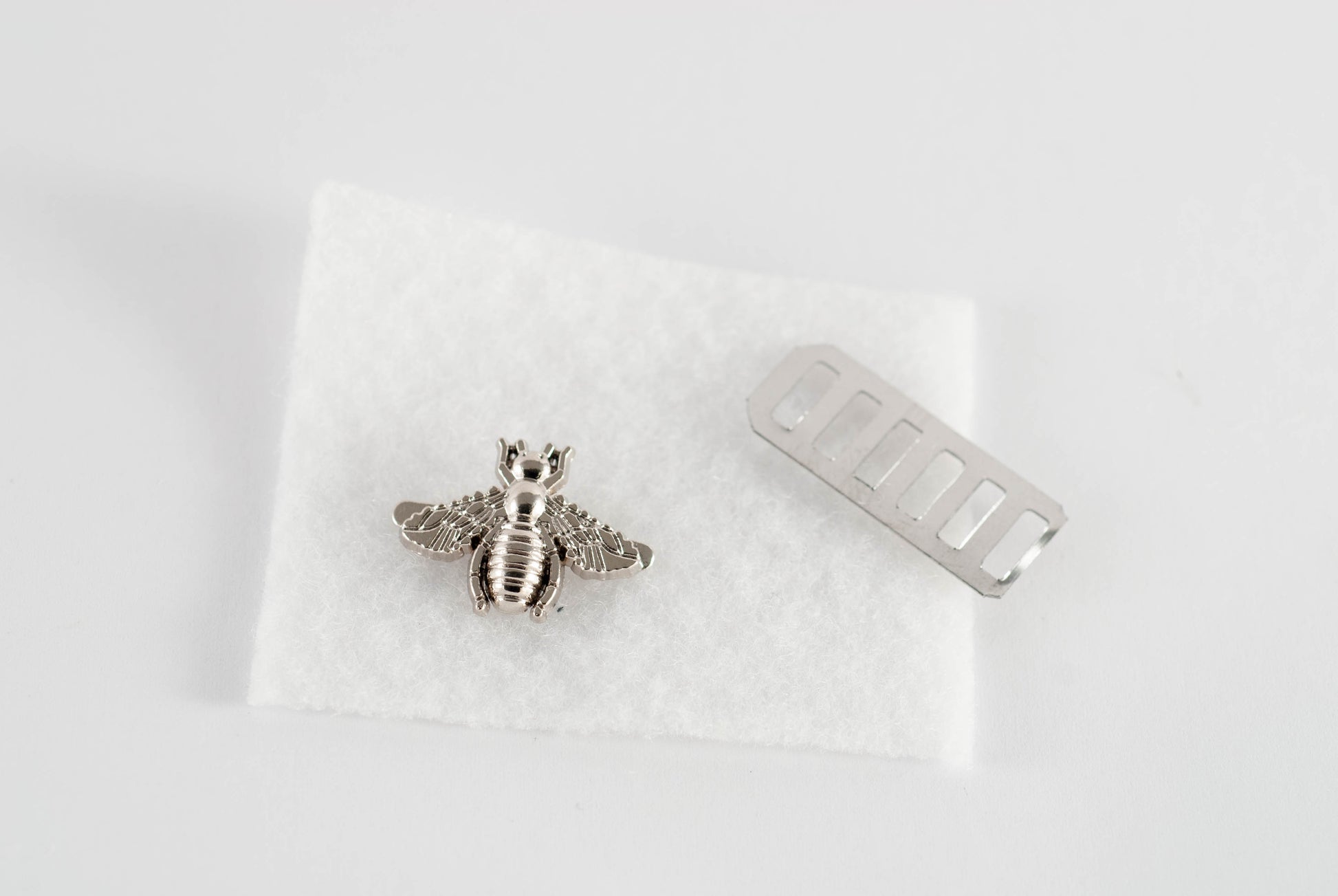 Metal Bee for fabric image 4